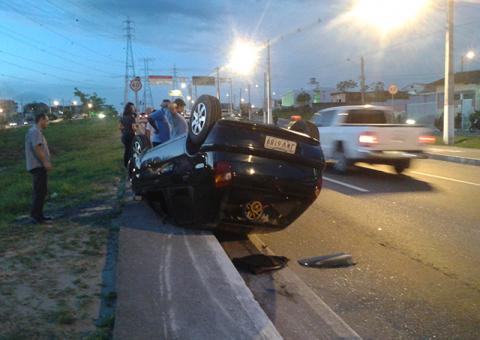 Fiat Palio capota na Avenida das Torres em Manaus